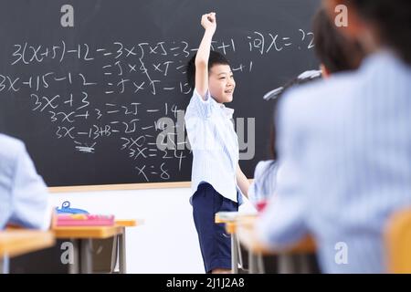 Grundschüler im Klassenzimmer Stockfoto