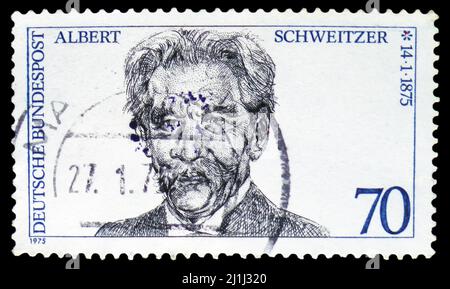 MOSKAU, RUSSLAND - 12. MÄRZ 2022: In Deutschland gedruckte Briefmarke zeigt Dr. Albert Schweitzer (1875-1965), um 1975 Stockfoto