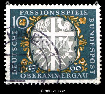 MOSKAU, RUSSLAND - 12. MÄRZ 2022: In Deutschland gedruckte Briefmarke zeigt Kreuz und Symbole der Kreuzigung, um 1960 Stockfoto