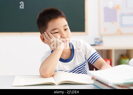 Die Schüler sind im Klassenzimmer Stockfoto