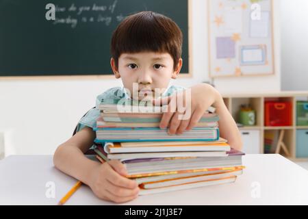 Grundschüler auf dem Buch Stockfoto