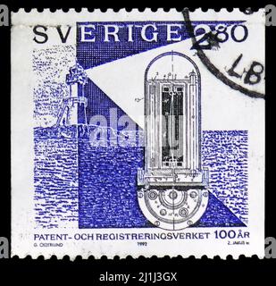 MOSKAU, RUSSLAND - 12. MÄRZ 2022: Die in Schweden gedruckte Briefmarke zeigt Dalens Sonnenklappe und den ersten automatisierten Leuchtturm, Gasfeten, 100. Jahrestag des Patents Stockfoto