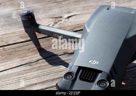 Das DJI-Logo, ein chinesisches Technologieunternehmen und beliebter Drohnenhersteller, ist auf der Oberseite der neuen Drohne DJI Mavic 3 zu sehen. Stockfoto