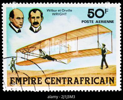 MOSKAU, RUSSLAND - 12. MÄRZ 2022: Die in der Zentralafrikanischen Republik gedruckte Briefmarke zeigt Wilbur und Orville Wright und Plane, History of Aviation seri Stockfoto