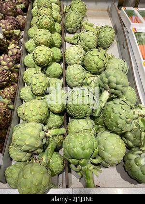 Im Supermarkt gibt es jede Menge Essen an der Theke. Gemüse, Obst. Ansicht von oben. Selektiver Fokus Stockfoto