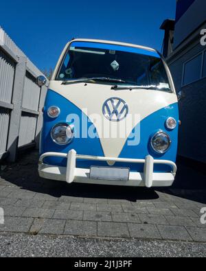 Neuseeland - 2. März 2022: Volkswagen Kombi in blau und weiß vorne fotografiert. Stockfoto