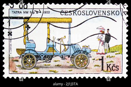 MOSKAU, RUSSLAND - 12. MÄRZ 2022: Die in der Tschechoslowakei gedruckte Briefmarke zeigt Tatra NW Typ B, 1902, Historic Cars Serie, um 1988 Stockfoto