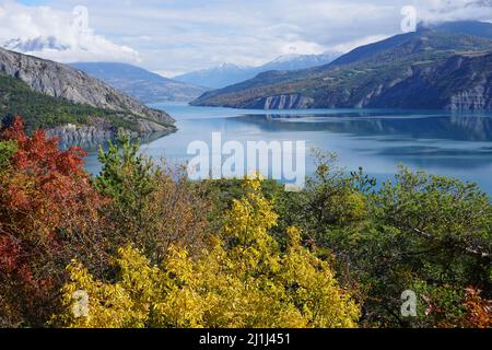 Farbenfrohe Blätter in Serre Ponçon, Südalpen, Frankreich mit dem See Stockfoto