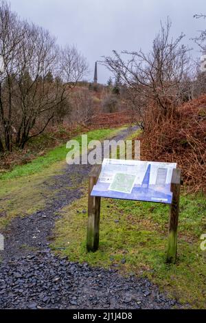 Newton Stewart, Schottland - Dezember 30. 2021: Informationsschild und Wanderweg zum Murray's Monument, Galloway Forest Park, Schottland Stockfoto