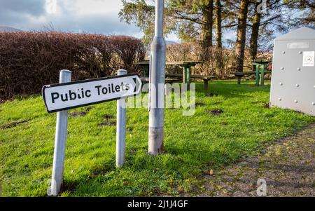 Schild, das die Richtung zu öffentlichen Toiletten an einem Picknickplatz zeigt Stockfoto