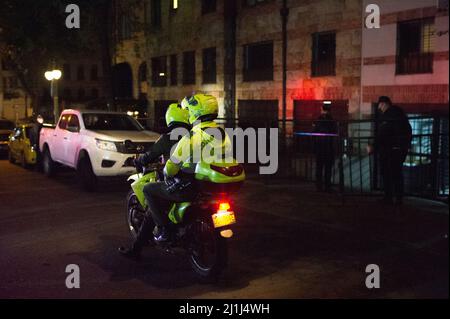 Bogota, Kolumbien. 26. März 2022. Forensische Techniker arbeiten im Four Seasons Hotel (Casa Medina), wo sich Taylor Hawkins, Schlagzeuger der Rockband Foo Fighters, aufhielt und stundenlang vor seiner Präsentation beim Estereo Picnic Music Festival in Bogota, Kolumbien, am 25. März 2022 tot gemeldet wurde. Kredit: Long Visual Press/Alamy Live Nachrichten Stockfoto