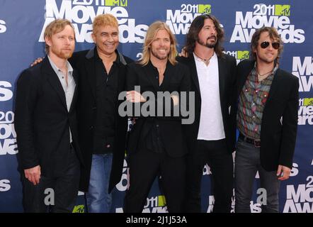 Datei-Foto vom 05/06/11 der Foo Fighters (von links nach rechts) Nate Mendel, Pat Smear, Taylor Hawkins, Dave Grohl und Chris Shiflett bei den MTV Movie Awards 2011 im Gibson Amphitheatre in Universal City, Los Angeles. Taylor Hawkins, Schlagzeuger der Rockgruppe Foo Fighters, ist im Alter von 50 Jahren verstorben, teilte die Band mit, dass sie „durch den vorzeitigen Verlust gescheut“ wurde und bat darum, die Privatsphäre seiner Familie zu respektieren. Ausgabedatum: Samstag, 26. März 2022. Stockfoto