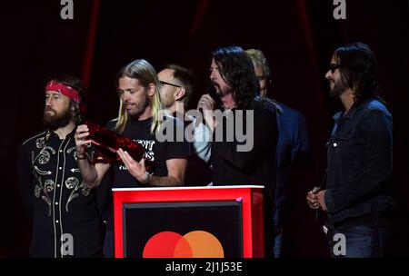 Foto vom 21/02/18 von Foo Fighters, die ihren Preis für die beste internationale Gruppe während der Brit Awards Show 2018 in der O2 Arena, London, entgegennahmen. Taylor Hawkins (zweiter links), Schlagzeuger der Rockgruppe Foo Fighters, ist im Alter von 50 Jahren gestorben, teilte die Band mit, dass sie „durch den vorzeitigen Verlust gescheut“ wurde und bat darum, die Privatsphäre seiner Familie zu respektieren. Ausgabedatum: Samstag, 26. März 2022. Stockfoto