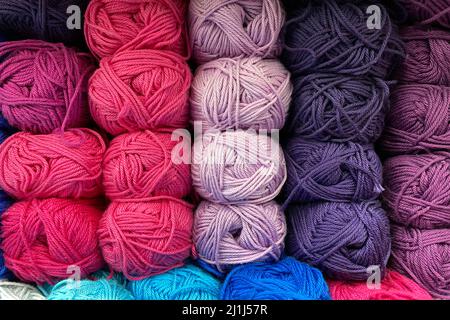 Rosa-lila Wollgarnserie. Mehrfarbige Wollknäuel Stockfoto