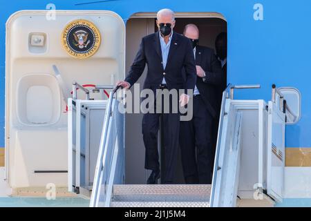 Rzeszow, Polen. 25. März 2022. US-Präsident Joe Biden trifft am 25. März 2022 auf dem Flughafen Rzeszow-Jasionka in Polen ein. Quelle: Piotr Piwowarski/Xinhua/Alamy Live News Stockfoto