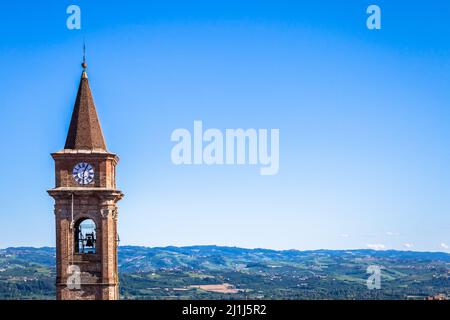 GOVONE, ITALIEN - CA. AUGUST 2020: Piemont Hügel in Italien, Monferrato Bereich. Malerische Landschaft während der Sommersaison mit Weinberg Feld. Wundervolles Bl Stockfoto