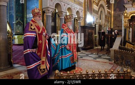 KIEW, UKRAINE 24. FEBRUAR. Patriarch Filaret der Primas und Patriarch der Ukrainischen Orthodoxen Kirche – Kyiv Patriarchat veranstaltet am 24. Februar 2022 in Kiew, Ukraine, eine religiöse Messe in der St. Wolodymyr-Kathedrale. Russland begann einen großen Angriff auf die Ukraine, nachdem das russische parlament Verträge mit zwei abtrünnigen Regionen in der Ostukraine gebilligt hatte. Stockfoto