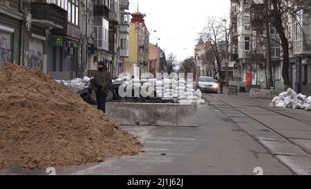 KIEW, UKRAINE 08. März. Ein Mitglied der Territorialen Verteidigungskräfte steht inmitten von von Sandsäcken geformten Barrikaden im historischen Viertel Podil im Distrikt Podilskyi unter Wache, während Russlands Invasion der Ukraine am 08. März 2022 in Kiew, Ukraine, fortgesetzt wird. Russland begann eine militärische Invasion der Ukraine, nachdem das russische parlament Verträge mit zwei abtrünnigen Regionen in der Ostukraine gebilligt hatte. Es ist der größte militärische Konflikt in Europa seit dem Zweiten Weltkrieg Stockfoto