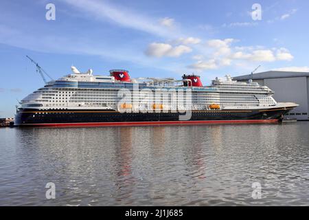 Das Disney Wish-Schiff wird am 26. Februar 2022 vor der Meyer-Werft in Papenburg vertäut. Stockfoto