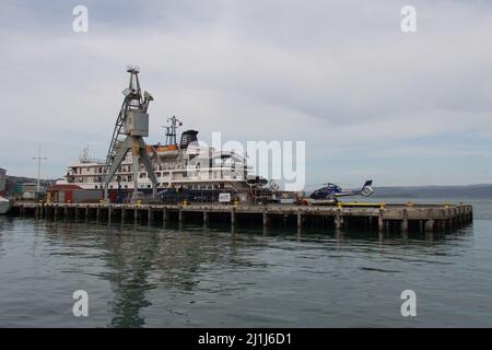 Neuseeland, Wellington - Januar 10 2020: Die Ansicht von Schiff, Kran und Hubschrauber im Hafen von Wellington dockt am 10 2020. Januar in Wellington, New Ze Stockfoto