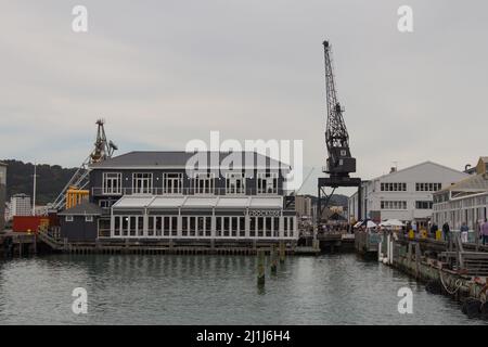 Neuseeland, Wellington - Januar 10 2020: Der Blick auf das Hafencafe Exterior im Hafen von Wellington dockt am 10 2020. Januar in Wellington, Neuseeland an Stockfoto