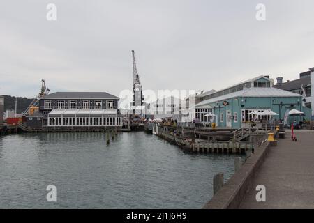 Neuseeland, Wellington - Januar 10 2020: Die Ansicht der Kran- und Cafe-Holzgebäude im Hafen von Wellington dockt am 10 2020. Januar in Wellington, N an Stockfoto