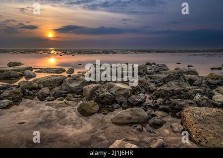 Coucher de Soleil à Ault Onival, mer calme et ciel nuageux Stockfoto