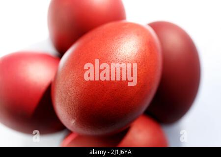 Rote Ostereier auf weißem Hintergrund. Ostereier mit natürlichen Farbstoff Zwiebelschalen gefärbt. Natürliche ökologische Färbung mit Lebensmittelfarbe. Draufsicht Stockfoto