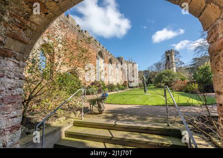 Der Bishop's Palace und das begleitende Bishops House in Wells in der englischen Grafschaft Somerset, liegt neben der Wells Cathedral und war die Heimat von Stockfoto