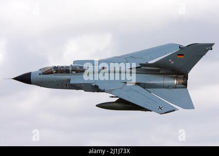 Die Luftwaffe Panavia Tornado IDS (REG: 4375) verlässt Malta nach einer Flugschau. Stockfoto