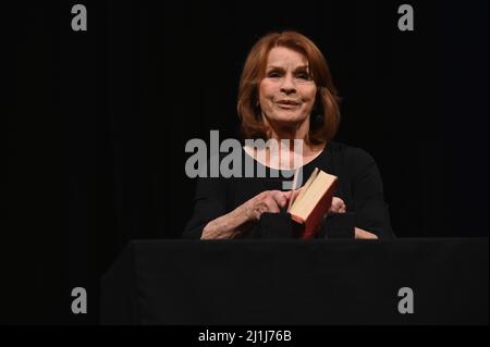 Köln, Deutschland. 25. März 2022. Die Schauspielerin Senta Berger liest auf dem internationalen literaturfestival lit.Cologne. Quelle: Horst Galuschka/dpa/Alamy Live News Stockfoto