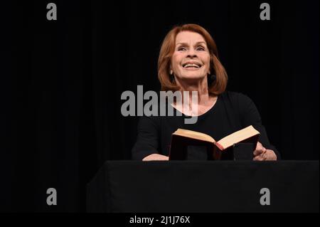 Köln, Deutschland. 25. März 2022. Die Schauspielerin Senta Berger liest auf dem internationalen literaturfestival lit.Cologne. Quelle: Horst Galuschka/dpa/Alamy Live News Stockfoto