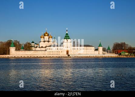 Ipatijew Ipatijewski Kloster in Kostroma am Morgen bei Sonnenaufgang unter wolkenlosem Himmel. Kostroma, Goldener Ring, Russland Stockfoto