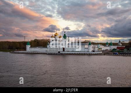 Ipatiew Ipatijewski Kloster in Kostroma am Abend bei Sonnenuntergang mit dem dramatischen Himmel. Kostroma, Goldener Ring, Russland Stockfoto