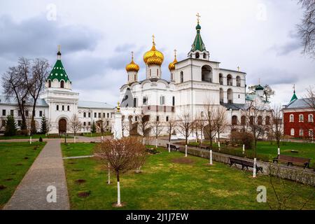 Ipatijew Ipatijewski-Kloster in Kostroma. Kathedrale der Heiligen Dreifaltigkeit und Glockenturm. Kostroma, Goldener Ring, Russland Stockfoto