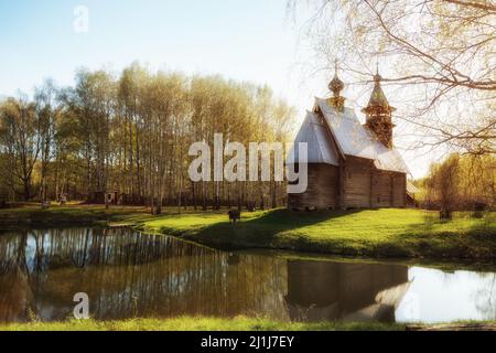 Holzkirche im Museum der Holzarchitektur in Kostroma, Russland. Atemberaubende Frühlingslandschaft Stockfoto