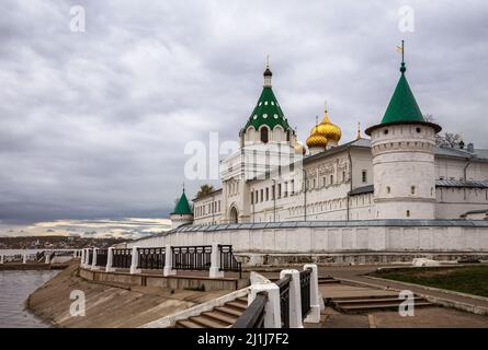 Ipatiev Ipatievsky Kloster unter einem trüben wolkigen Himmel. Kostroma, Goldener Ring, Russland Stockfoto