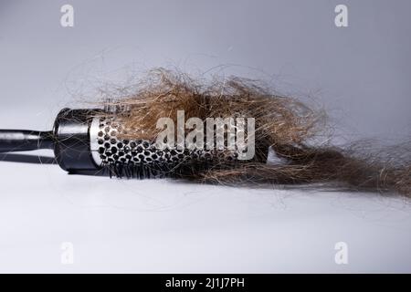 Metall runde Haarbürste und Haarklumpen Stockfoto
