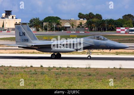 US Air Force McDonnell Douglas F-15C Eagle verlässt Malta, nachdem sie in den vergangenen 2 Tagen an der Malta International Airshow teilgenommen hatte. Stockfoto