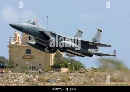 US Air Force McDonnell Douglas F-15C Eagle verlässt Malta, nachdem sie in den vergangenen 2 Tagen an der Malta International Airshow teilgenommen hatte. Stockfoto