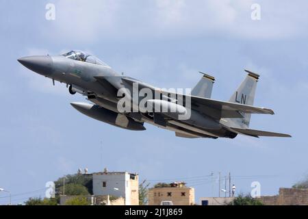 US Air Force McDonnell Douglas F-15C Eagle verlässt Malta, nachdem sie in den vergangenen 2 Tagen an der Malta International Airshow teilgenommen hatte. Stockfoto