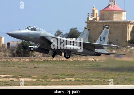 US Air Force McDonnell Douglas F-15C Eagle verlässt Malta, nachdem sie in den vergangenen 2 Tagen an der Malta International Airshow teilgenommen hatte. Stockfoto