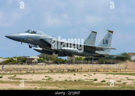 US Air Force McDonnell Douglas F-15C Eagle verlässt Malta, nachdem sie in den vergangenen 2 Tagen an der Malta International Airshow teilgenommen hatte. Stockfoto