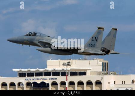 US Air Force McDonnell Douglas F-15C Eagle verlässt Malta, nachdem sie in den vergangenen 2 Tagen an der Malta International Airshow teilgenommen hatte. Stockfoto