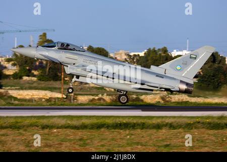 Luqa, Malta 5. Dezember 2009: Saudi Arabian Air Force Eurofighter EF-2000 Typhoon F2 auf dem Lieferflug durch Malta. Stockfoto