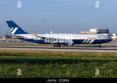 Polet Airlines Ilyushin Il-96-400t [RA-96102] räumt die Start- und Landebahn 13 durch Delta auf, um in das Vorfeld 9 zu gelangen. Stockfoto
