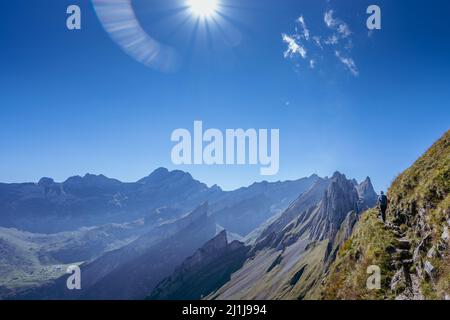 Frau beim Wandern auf dem Schäfler Höhenweg Stockfoto