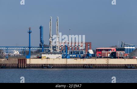 25. März 2022, Schleswig-Holstein, Brunsbüttel: Blick von der Elbe auf die Kais des Brunsbüttel-Hafens. Hier soll ein Flüssigerdgas-Terminal errichtet werden, um die Bundesrepublik Deutschland mit Gas zu versorgen. Foto: Markus Scholz/dpa Stockfoto