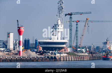 25. März 2022, Schleswig-Holstein, Brunsbüttel: Blick von der Elbe auf die Baustelle für die Schleusenkammer 5. am Eingang zum Nord-Ostsee-Kanal. Nach der Inbetriebnahme Ende 2026 können die beiden bestehenden Großkammern komplett überholt werden. Sie sind seit 1914 im Dauerbetrieb. Foto: Markus Scholz/dpa Stockfoto