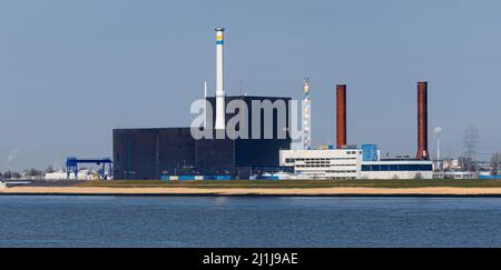 25. März 2022, Schleswig-Holstein, Brunsbüttel: Blick von der Elbe auf das 2011 stillgelegte Kernkraftwerk Brunsbüttel. Foto: Markus Scholz/dpa Stockfoto